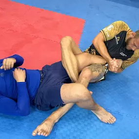 Praxisorientiertes Grappling- und Bodenkampftraining für effektive Technik und Kontrolle.