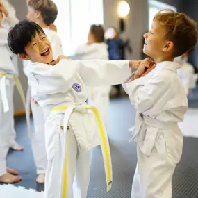 Motivierendes Taekwondo-Training für Kinder mit Schwerpunkt auf Disziplin, Bewegung und Teamgeist.