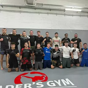 Engagierte Kampfsportgemeinschaft mit erfahrenen Trainern und motivierten Mitgliedern im Naders Gym Hamburg.