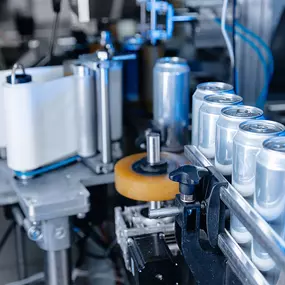 Moderne Abfüllanlage bei LiquidVisions in Endingen bei Freiburg.