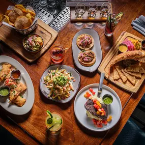 Table of dinner plates