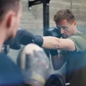 Personal Training Robert Reberger Coaching für präzise Boxbewegungen und funktionelles Ganzkörpertraining im modernen Fitnessstudio.