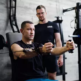 Personal Training Robert Reberger Personalisierte Betreuung beim Krafttraining mit Kabelzug für gezielten Muskelaufbau und optimale Haltung.