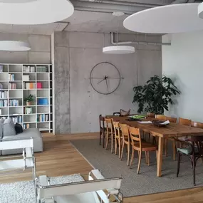 Schöner, moderner, grosszügiger, heller Begegnungs- und Aufenthaltsraum in unserem Ausbildungszentrum in Rheinfelden/CH.