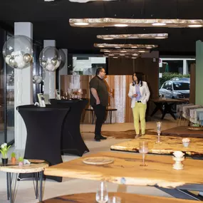 Wir teilen die Leidenschaft für hochwertiges Möbel! Entdecken Sie die einzigartigen Kollektionen von Tischen und Stühlen aus massivem Holz bei HolzArt Swiss in unserem Showroom!