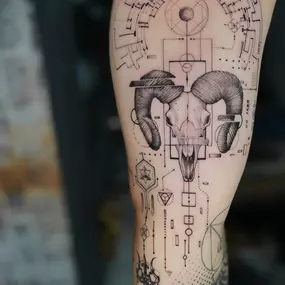 Concept Tattoo mit einem Widderschädel und vielen geometrischen Formen und Zahlen.