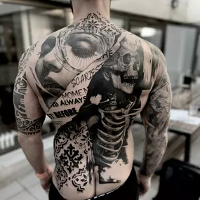 Illustratives Tattoo, collagenartig aufgebaut. Es gibt Gesichter, Zeitungsseiten und erzeugt ein geordnetes Chaos.