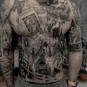 Illustratives Tattoo, collagenartig aufgebaut. Es gibt Gesichter, Zeitungsseiten und erzeugt ein geordnetes Chaos.