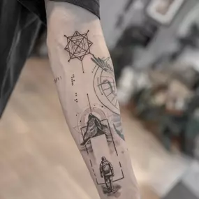 Tattoos übers Reisen. Concept Tattoo mit mikrorealistischen Anteilen