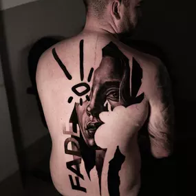 Abstraktes Tattoo. FADE als Text, teilweise realistisches Gesicht, abstraktes Auge.