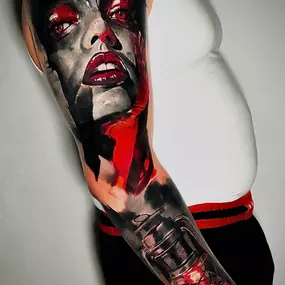 abstraktes Tattoo, erinnert an modernes trash polka durch die roten elemente und das realistische Gesicht.