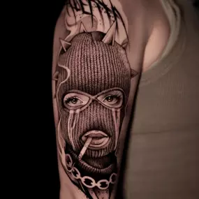 Frauengesicht mit Sturmhaube, rauchend mit Zigarette und Tränen sind zu sehen. oben ist eine Schrift und Rauch und sie trägt eine schwere Kette. Wirkt ein bisschen Gangster und düster. Realistisch und graphic dargestellt.