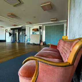 150 m² Premium-Fotostudio in Bensheim. Offener Aufnahmebereich mit Parkett, klimatisierter und akustik-optimierter Decke. Mobile Set-Wände, strukturierte Hintergründe (Beton/Farbe), Hintergrundsystem auf Rollwagen. Studioblitze auf Stativen,