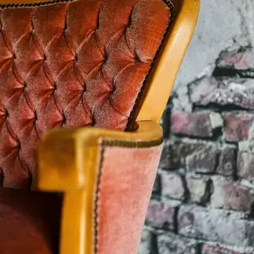 nnenraum: weiter Studio-Raum mit Parkett, Akustikdecke, mobilen Hintergründen, Lichtstativ-Setups und Vintage-Sofa im Vordergrund.