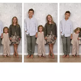 Drei Studiofotos nebeneinander: vier Geschwister barfuß vor hellem Hintergrund, stehen eng beisammen, leichte Variationen der Pose.