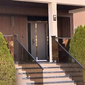 Bild von UnitedPorte — Doors/Windows/Kitchens/Vanities/Floor