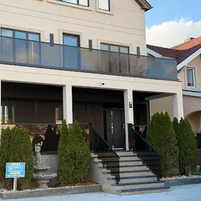 Bild von UnitedPorte — Doors/Windows/Kitchens/Vanities/Floor