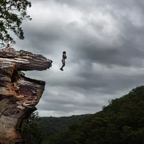 aerolibrium - Fitness-, Sport- & Kampfsport Fotografie - Augsburg Eindrucksvolle Momentaufnahme eines Cliffjumps, die Mut, Bewegung und Abenteuerlust im Extremsport perfekt einfängt.