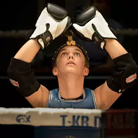 aerolibrium - Fitness-, Sport- & Kampfsport Fotografie - Augsburg Emotionales Kampfsportfoto zeigt Konzentration und Ritual eines Kickboxers während eines Turniers.