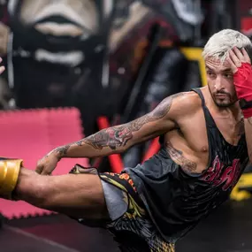 aerolibrium - Fitness-, Sport- & Kampfsport Fotografie - Augsburg Actionreiche Trainingsszene mit Fokus auf Technik, Dynamik und körperlicher Intensität im Muay-Thai.