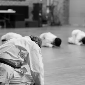 aerolibrium - Fitness-, Sport- & Kampfsport Fotografie - Augsburg Ruhige, authentische Aufnahme einer Karateeinheit, die Disziplin, Tradition und Fokus im Dojo zeigt.