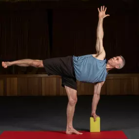 aerolibrium - Fitness-, Sport- & Kampfsport Fotografie - Augsburg Kraftvolle Yogaszene zeigt Stabilität, Flexibilität und präzise Körperhaltung in einer Balanceübung.