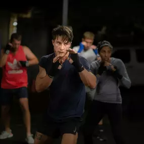 aerolibrium - Fitness-, Sport- & Kampfsport Fotografie - Augsburg Dynamisches Gruppen-Kampfsporttraining, das Fokus, Bewegung und Energie im Workout hervorhebt.