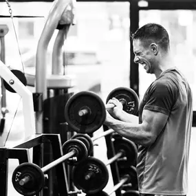 aerolibrium - Fitness-, Sport- & Kampfsport Fotografie - Augsburg Kraftvolle Fitnessaufnahme zeigt Anstrengung und Muskelarbeit beim intensiven Gewichtstraining.