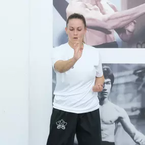 aerolibrium - Fitness-, Sport- & Kampfsport Fotografie - Augsburg Authentisches Wing-Chun-Training mit Fokus auf Präzision und fließende Bewegung in ruhiger Studioumgebung.