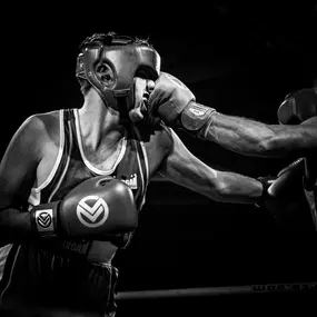 aerolibrium - Fitness-, Sport- & Kampfsport Fotografie - Augsburg Dynamisches Boxfoto, das Kraft, Geschwindigkeit und Konzentration in einem intensiven Kampfmoment einfängt.