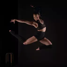 aerolibrium - Fitness-, Sport- & Kampfsport Fotografie - Augsburg Ausdrucksstarke Tanzaufnahme zeigt Dynamik, Kraft und künstlerische Körperkontrolle im Sprung.