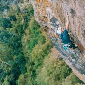 aerolibrium - Fitness-, Sport- & Kampfsport Fotografie - Augsburg Spektakuläre Outdoor-Kletterszene zeigt Technik, Höhe und Naturkulisse in einer eindrucksvollen Perspektive.