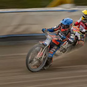 aerolibrium - Fitness-, Sport- & Kampfsport Fotografie - Augsburg Motorsportaufnahme voller Staub, Geschwindigkeit und Racing-Dynamik im spannenden Speedway-Duell.