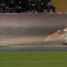 aerolibrium - Fitness-, Sport- & Kampfsport Fotografie - Augsburg Actionreicher Kart-Motorsportmoment mit Staub, Geschwindigkeit und engem Wettkampf auf der Rennstrecke.