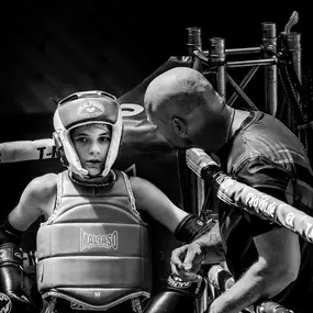 aerolibrium - Fitness-, Sport- & Kampfsport Fotografie - Augsburg Emotionales Kampfsportfoto zeigt Fokus und Mentoring zwischen Trainer und Schüler während eines Turniers.