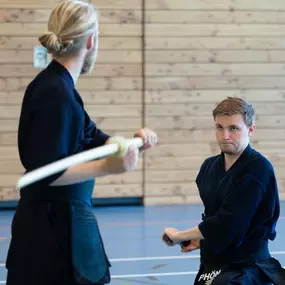 aerolibrium - Fitness-, Sport- & Kampfsport Fotografie - Augsburg Trainingsmoment im Kendo mit klarer Bewegung und Konzentration, festgehalten in realistischer Lichtstimmung.