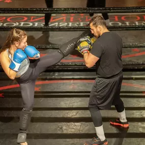 aerolibrium - Fitness-, Sport- & Kampfsport Fotografie - Augsburg Kraftvolles Kampfsportfoto voller Dynamik und Präzision – authentische Szene aus dem Kickboxtraining.