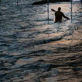 aerolibrium - Fitness-, Sport- & Kampfsport Fotografie - Augsburg Stimmungsvolles Outdoorfoto mit Fokus auf Bewegung, Wasserstruktur und sportlicher Konzentration beim Kajakfahren.