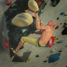 aerolibrium - Fitness-, Sport- & Kampfsport Fotografie - Augsburg Sportfotografie mit Fokus auf Körperkraft, Technik und Ausdruck – perfekter Moment des Kletterns eingefangen.