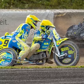aerolibrium - Fitness-, Sport- & Kampfsport Fotografie - Augsburg Motorsportaufnahme voller Staub, Geschwindigkeit und Präzision – eingefangen mitten im spannenden Sandbahnrennen.