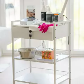 Westhafen Beauty Ein gut ausgestatteter Behandlungswagen mit Reinigungsprodukten, Instrumenten und Zubehör steht bereit für kosmetische Anwendungen.