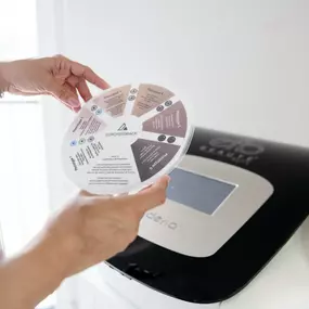 Westhafen Beauty Eine Fachkraft nutzt ein professionelles Analysetool zur korrekten Bestimmung von Hauttypen, um individuelle Behandlungen optimal anzupassen.