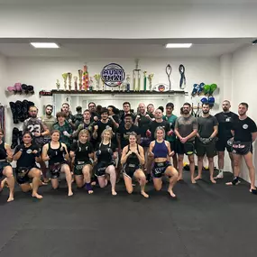 Muay Thai Kassel - dein Gym für authentisches Thaiboxen. motivierte Trainingsgruppe nach einer anspruchsvollen Einheit zeigt Gemeinschaft, Trainingsdisziplin und sportliche Vielfalt im Kampfsport.