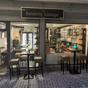 Eleganter Eingang der Reserva Lounge im Zürcher Niederdorf.
