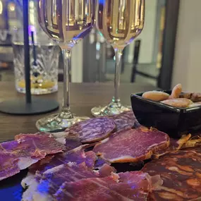 Ein eleganter Genussmoment im Herzen der Zürcher Altstadt: Feinste Ibéricos – darunter Jamón, Lomo und Chorizo – treffen auf ein Glas spanischen Cava. Serviert im stilvollen gold-schwarzen Ambiente der Reserva Lounge im Niederdorf. Perfekt für Geniesser*innen, die mediterrane Eleganz und hochwertige Tapas in Zürich suchen.