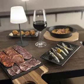 Feinste Ibéricos & Rotwein – spanische Eleganz im Niederdorf.