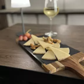 Spanische Käseauswahl trifft auf elegante Weinbegleitung.