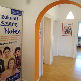 Flur mit Bessere-Noten Plakat in der Schülerhilfe Neustadt/Holstein