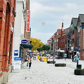 Die Schülerhilfe Winsen befindet sich mitten in einer Fußgängerstraße über dem Bekleidungsgeschäft Street One in der 1. Etage, Hauseingang seitlich.