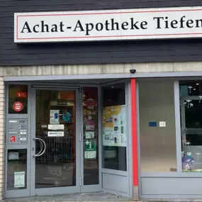 Aussenansicht der Achat-Apotheke Tiefenstein